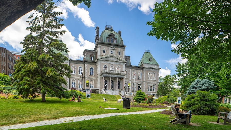 Sherbrooke showing heritage architecture and a garden