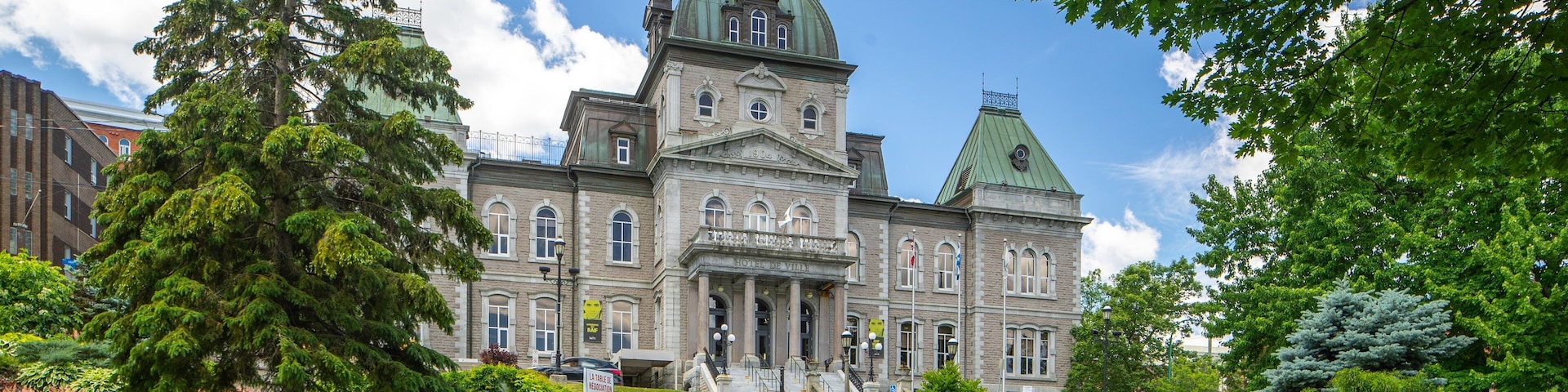 Sherbrooke showing heritage architecture and a garden