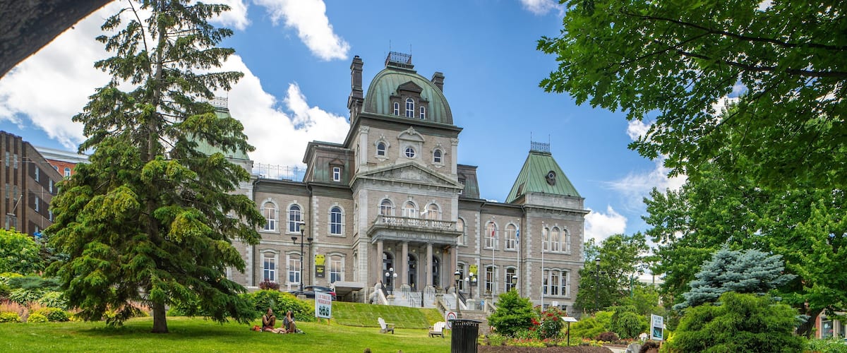 Sherbrooke showing heritage architecture and a garden