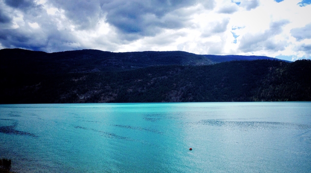 This provincial park has a boat launch and a tiny beach area. Sites are not that great considering your pitching your tent along side a major highway, however if you can tolerate the noise the view is incredible.