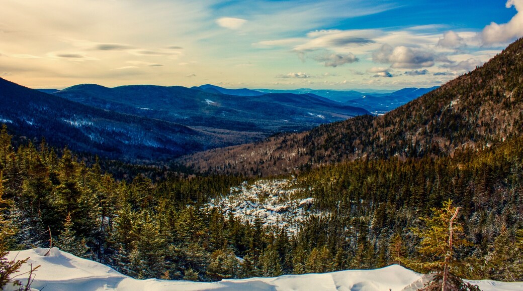 After a day of backpacking, we arrived to the AMC hut at Carter Notch, and I couldn't find any of the "spectacular" views I was expecting. The next morning, the man leading my trip up there showed us down a little path that led us to this. Sometimes you just have to spend a few minutes looking around, and you'll find what you're looking for.
#Adventure