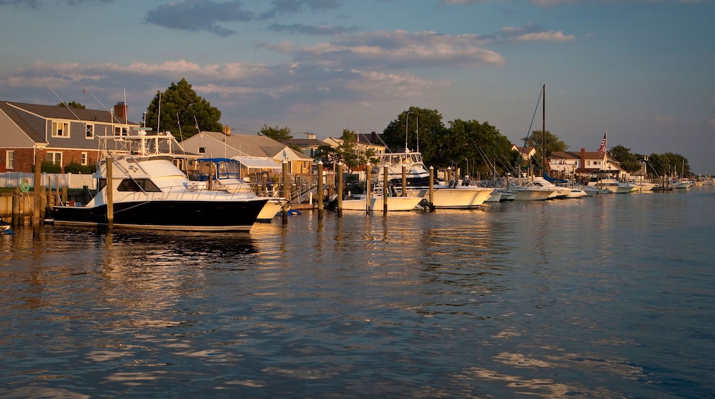 C6NYH7 Sun sets on the Freeport marina, New York, Tuesday August 2, 2011.