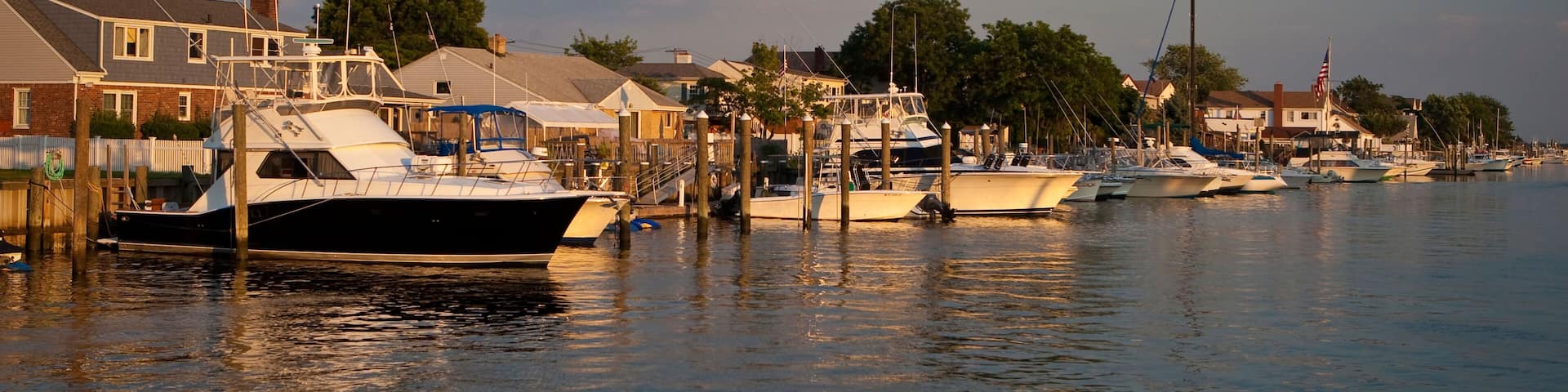C6NYH7 Sun sets on the Freeport marina, New York, Tuesday August 2, 2011.