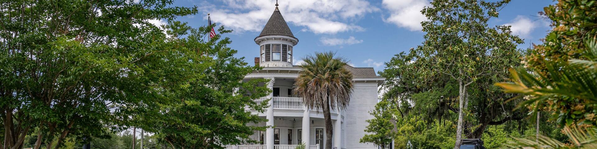 Marianna Hotel Guide