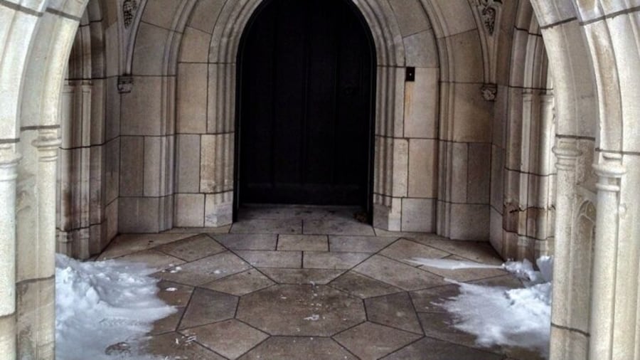 Beautiful mansion built in the 1920's after the King's House in Salisbury, England. Architecture from medieval and renaissance periods were shipped and featured in the manor including a vaulted ceiling Shakespeare performed under in his day.
#localgem