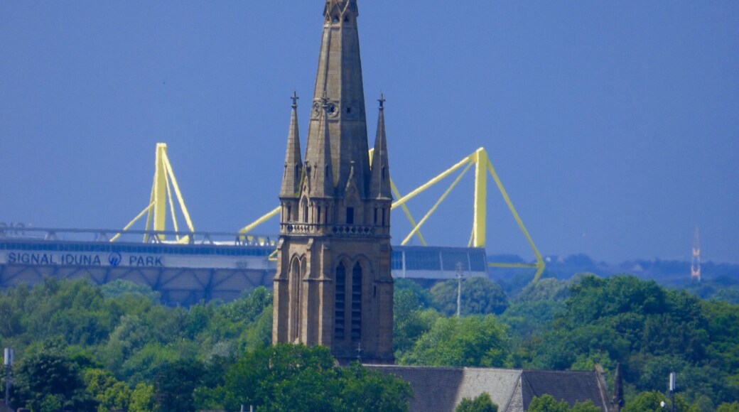 Die Signal Iduna Arena-das schönste Fußballstadion Deutschlands-leuchtet im Hintergrund