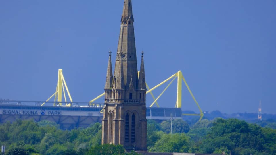 Die Signal Iduna Arena-das schönste Fußballstadion Deutschlands-leuchtet im Hintergrund