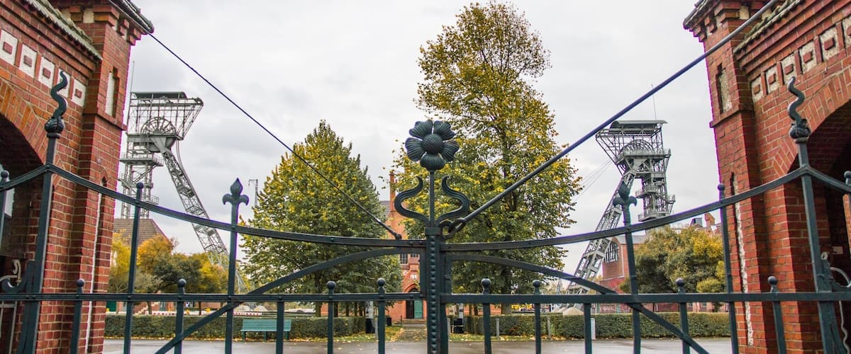 Alte Zeche im Dortmund. Die Gebäude wirken fast wie ein Schloss,