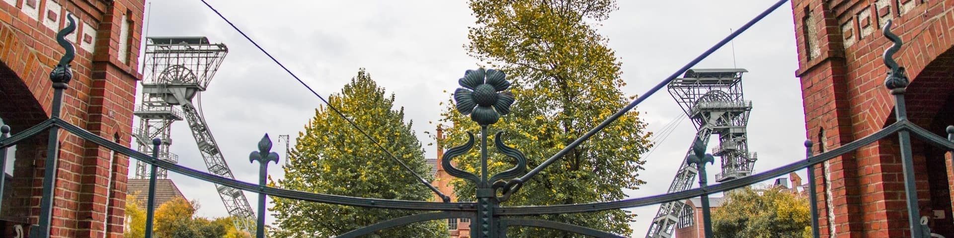Alte Zeche im Dortmund. Die GebÀude wirken fast wie ein Schloss,