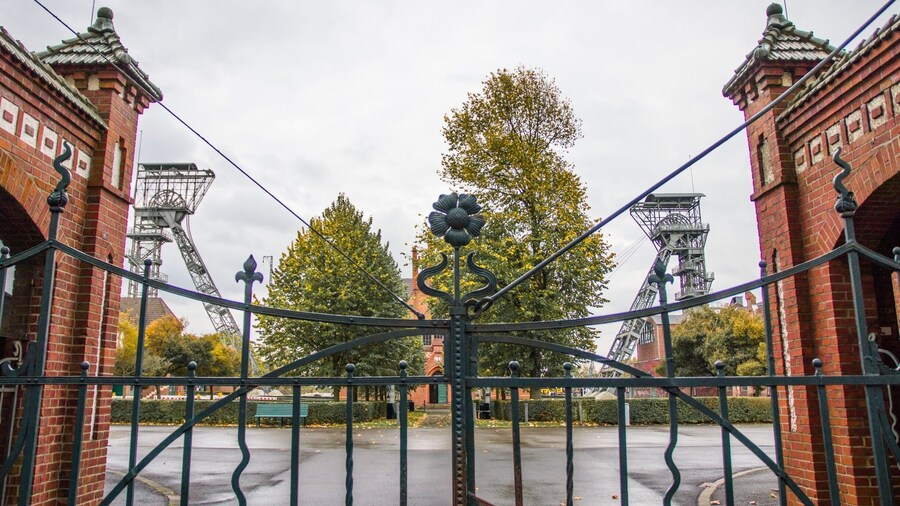 Alte Zeche im Dortmund. Die Gebäude wirken fast wie ein Schloss,