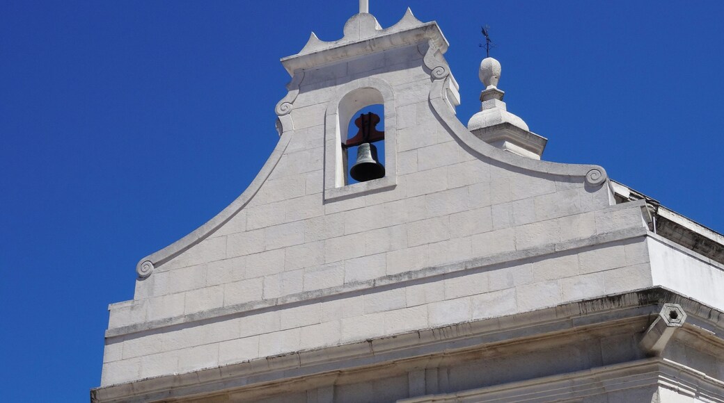 #aveiro #portugal #chapel
Capela situada em Aveiro e dedicada a São Gonçalinho. Pequena mas muito bonita e bem cuidada. Do lado de fora tem uma estátua estilizada de São Gonçalinho. É também local de uma das festas mais tradicionais de Aveiro. Foi classificada, em 2003, como Imóvel de Interesse Público.
Chapel located in Aveiro and dedicated to São Gonçalinho. Small but beautiful and very well cared. On the outside there is a stylized statue of São Gonçalinho. It is also the site of one of the most traditional festivities in Aveiro. It was classified, in 2003, as Property of Public Interest.