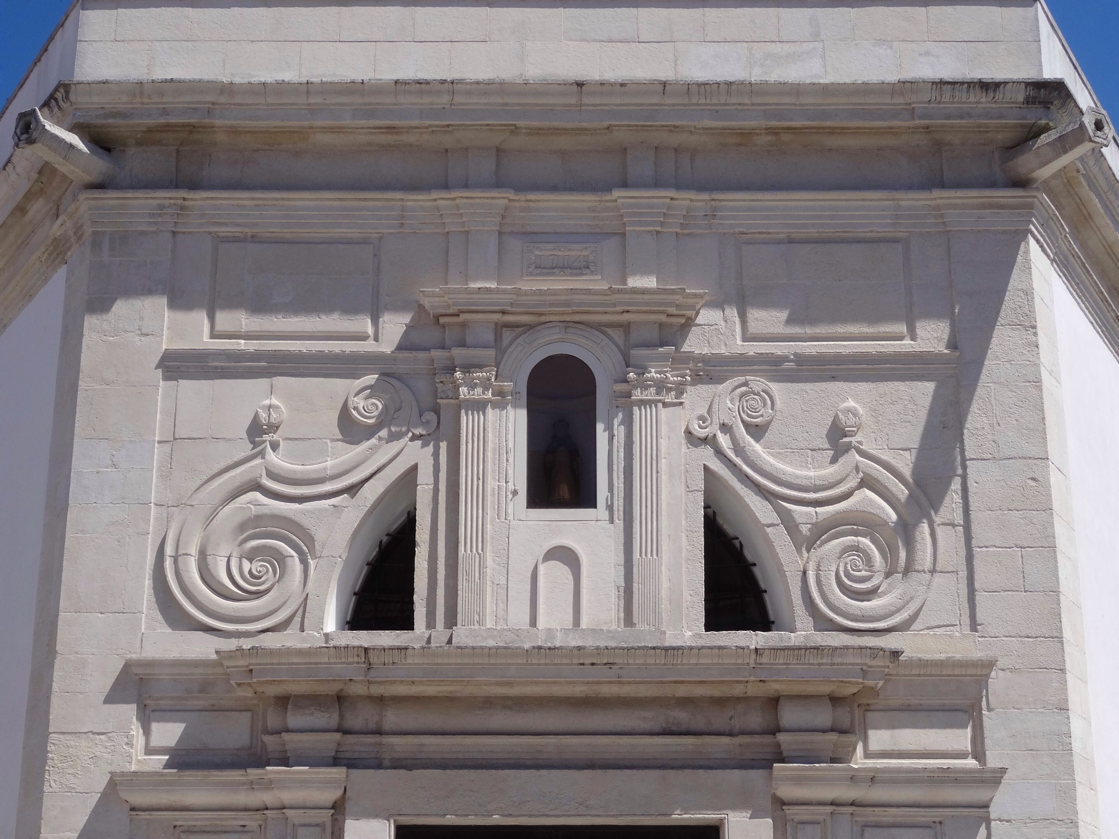 #aveiro #portugal #chapel

Capela situada em Aveiro e dedicada a São Gonçalinho. Pequena mas muito bonita e bem cuidada. Do lado de fora tem uma estátua estilizada de São Gonçalinho. É também local de uma das festas mais tradicionais de Aveiro. Foi classificada, em 2003, como Imóvel de Interesse Público.

Chapel located in Aveiro and dedicated to São Gonçalinho. Small but beautiful and very well cared. On the outside there is a stylized statue of São Gonçalinho. It is also the site of one of the most traditional festivities in Aveiro. It was classified, in 2003, as Property of Public Interest.