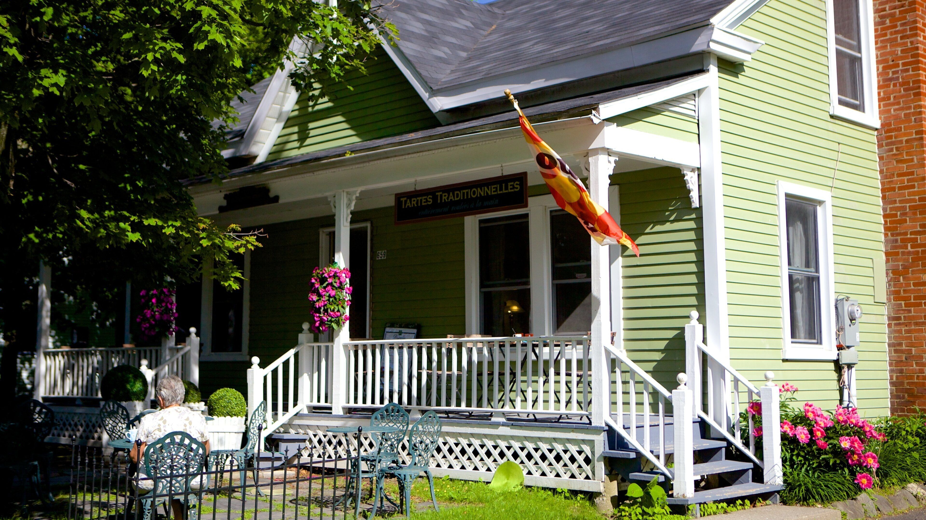 Bromont showing a house