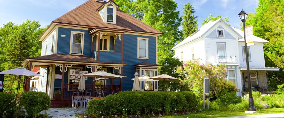 Bromont showing a small town or village and a house