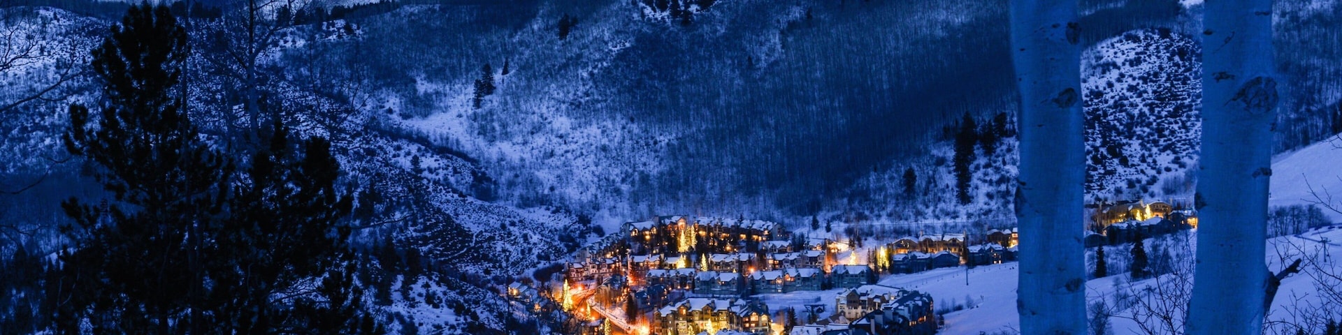 Beaver Creek que incluye nieve, escenas de noche y una pequeña ciudad o aldea