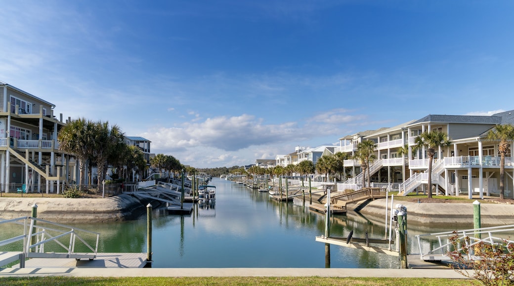view of the Intracoastal Waterway and waterfront homes on Ocean Isle Beach