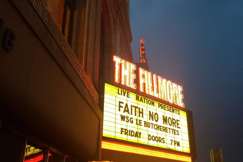 O letreiro do teatro em Filadélfia anuncia 'Faith No More' e 'Wsg Le Butcherettes' sexta-feira às 19h.