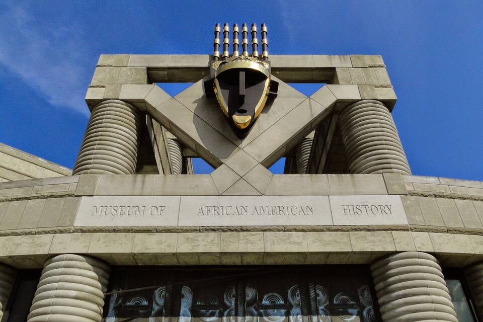 L'entrada al Museu d'Història Afroamericà, amb un distintiu emblema daurat en forma de corona sobre l'entrada.