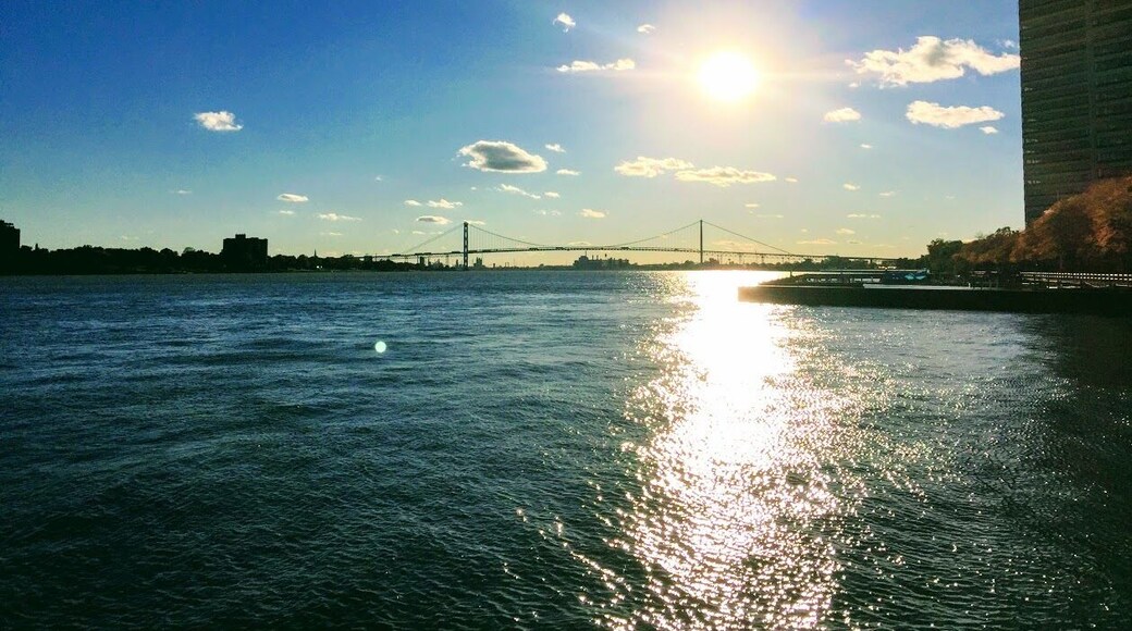 Right behind Joe Louise Arena, home of the Detroit Red Wings, you'll find a small park with a walking path along the Detroit River. Here you can see a full view of the Ambassador Bridge that connects Michigan with Windsor, Canada.
#PregameViews #transcontinental #sunset #LifeAtExpedia