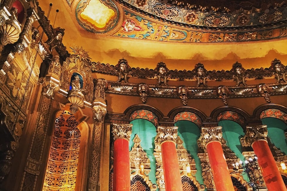 Detalhes arquitetônicos ornamentados, incluindo esculturas elaboradas e colunas.