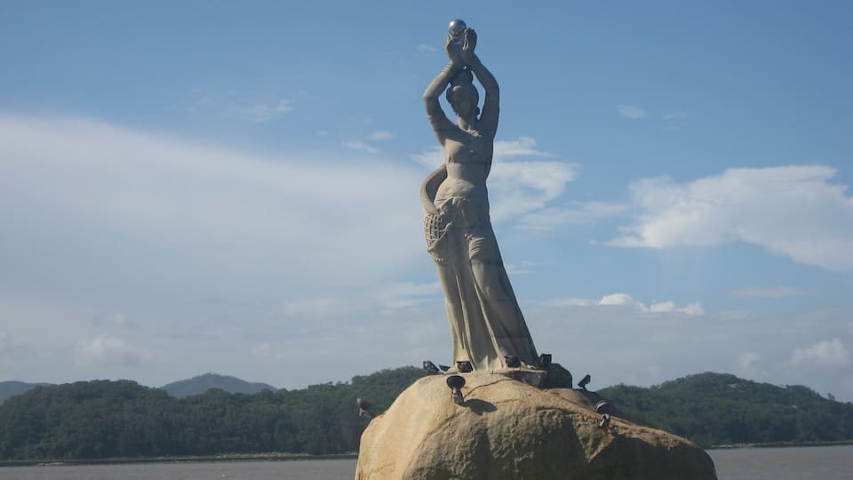 Fisher Girl statue in Zhuhai