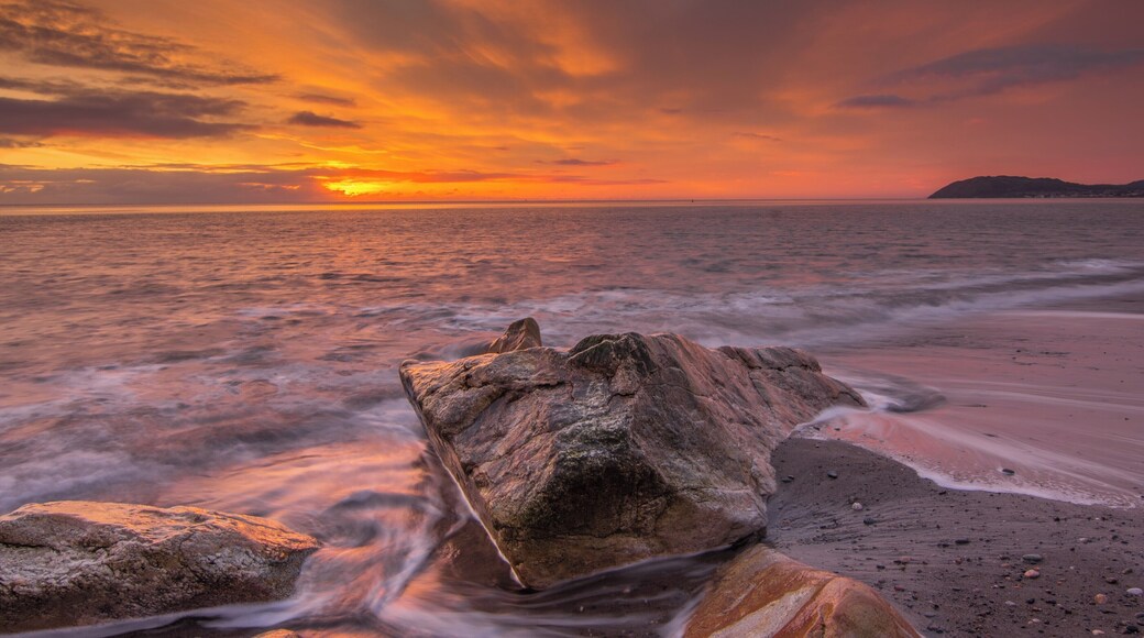 One of the best sunrise ME and my girlfriend ever watched, and it just 40min away from our home :) Killiney is a seaside resort just beside Dublin, and this small, rocky beach is just unbelievable for joggers, dog lovers, and photographers!
Nikon D7200
ISO 100
F11
1sec
#BvSIreland