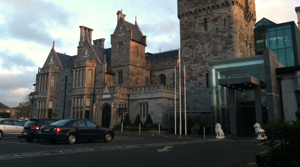 Clontarf Castle near Dublin is a nice and accommodating place for visitors to stay. We walked around the corner to a convenience store with our american accent and they said, you must be staying at Clontarf 😉
