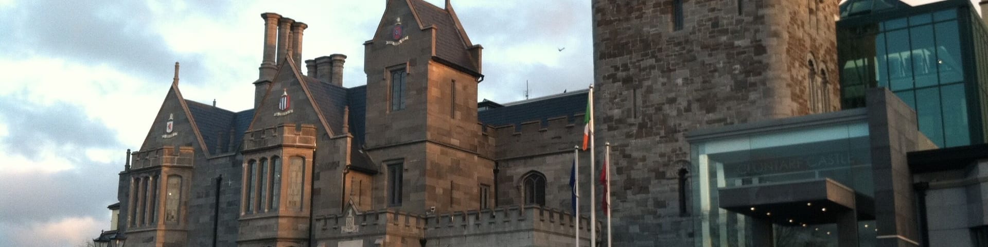 Clontarf Castle near Dublin is a nice and accommodating place for visitors to stay. We walked around the corner to a convenience store with our american accent and they said, you must be staying at Clontarf 😉