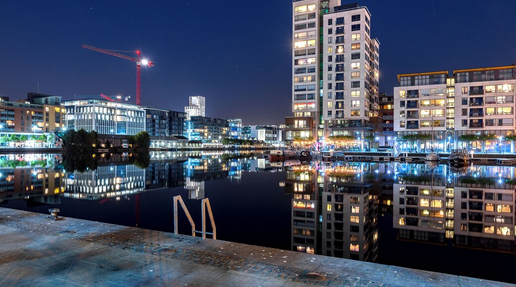 This picture was taken in Dublin city centre in the Grand Canal Dock. Some of the main IT offices are located there and some very fancy apartments too and the place does be buzzing 😀.