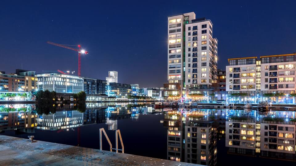 This picture was taken in Dublin city centre in the Grand Canal Dock. Some of the main IT offices are located there and some very fancy apartments too and the place does be buzzing 😀.