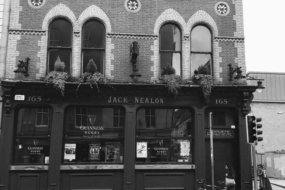 Edifici històric amb finestres d'arc i un rètol que diu “Jack Nealon”.