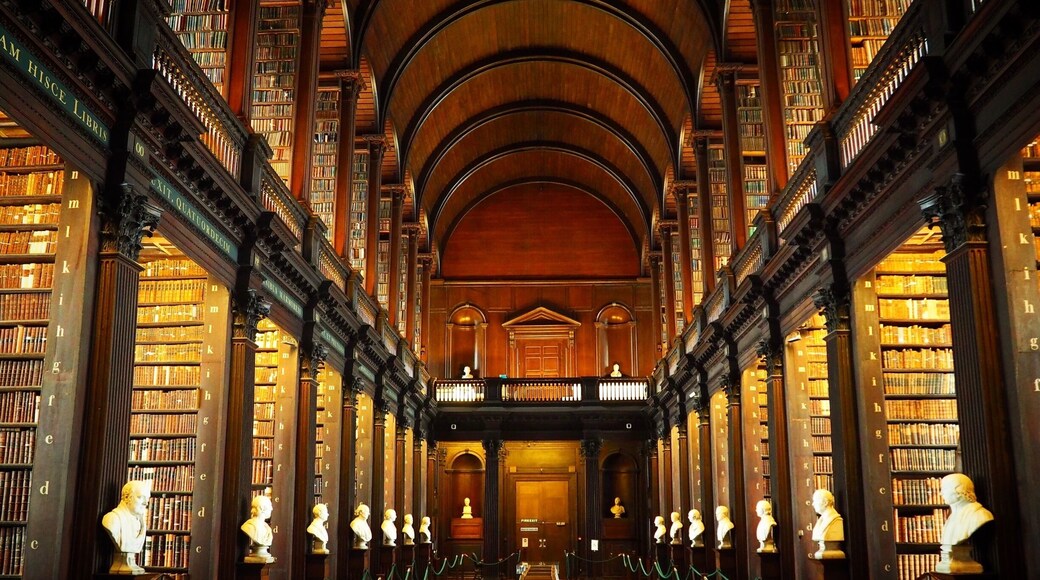 To every book nerd out there this is the long room of the library at Trinity College in Dublin, Ireland. The largest library in Ireland (with over 200,000 books) and home to the Book of Kells.
Photo: me using the @olympus_pengeneration EPL7
FUN FACT: The Jedi archives of the Jedi Temple in Episode II strikes quite the resemblance ... could it have been the inspiration??
#Travel #InstaTravel #PassionPassport #Wanderlust #BeautyIsEverywhere #Explore #SeeTheWorld #JustAGirlTraveling #Dublin #Ireland #BookOfKells #TrinityCollege #Library