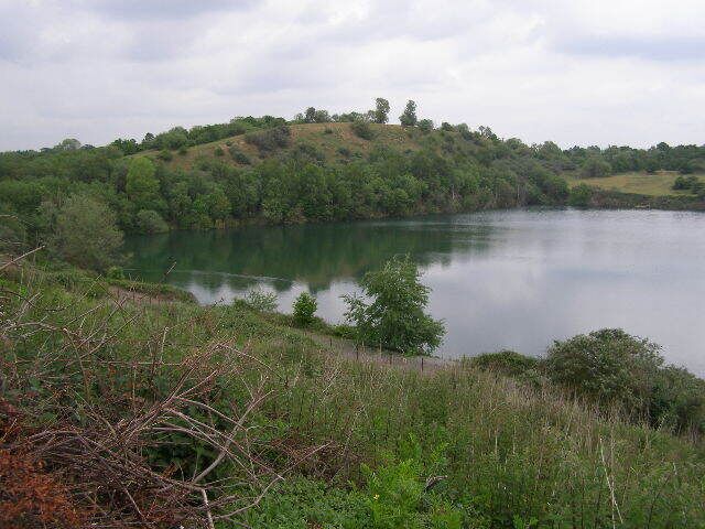 Hill and lake near Thurrock Services A tranquil looking spot, a few hundred metres from the M25