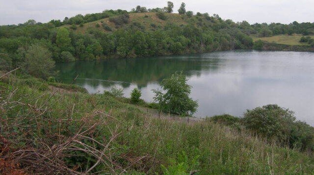 Hill and lake near Thurrock Services A tranquil looking spot, a few hundred metres from the M25