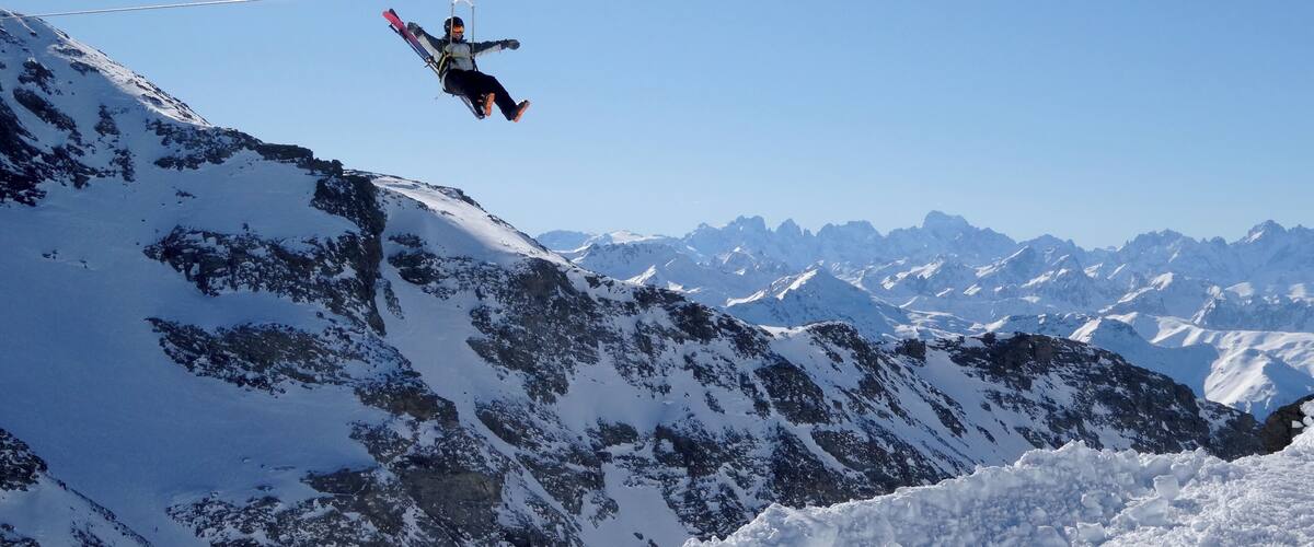 La Tyrolienne (ZipLine), A Vol D'Oiseau
A glide over 1300 m… 1 minute 45 seconds, from the 3 Valleys peak at 3230 m, at the top of the Bouchet chairlift in the Orelle resort, over to the Val Thorens crest, at 3000 m, at the top of the Thorens Funitel. From Orelle to Val-Thorens, over the 100 km/h barrier.