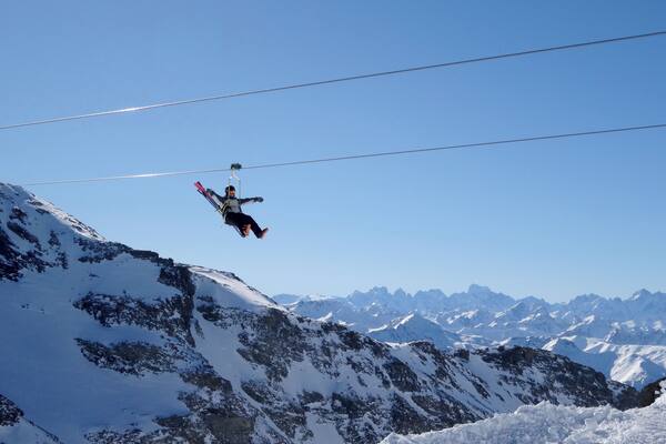 La Tyrolienne (ZipLine), A Vol D'Oiseau
A glide over 1300 m… 1 minute 45 seconds, from the 3 Valleys peak at 3230 m, at the top of the Bouchet chairlift in the Orelle resort, over to the Val Thorens crest, at 3000 m, at the top of the Thorens Funitel. From Orelle to Val-Thorens, over the 100 km/h barrier.