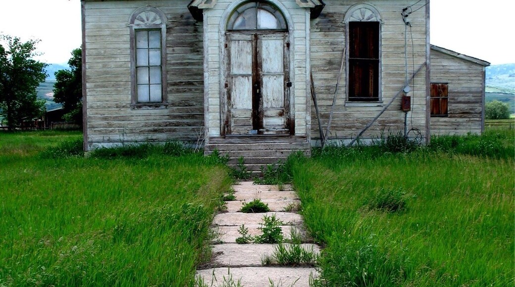 Just driving around in Utah.
I was fascinated by this dwelling I felt had been a church at one time.