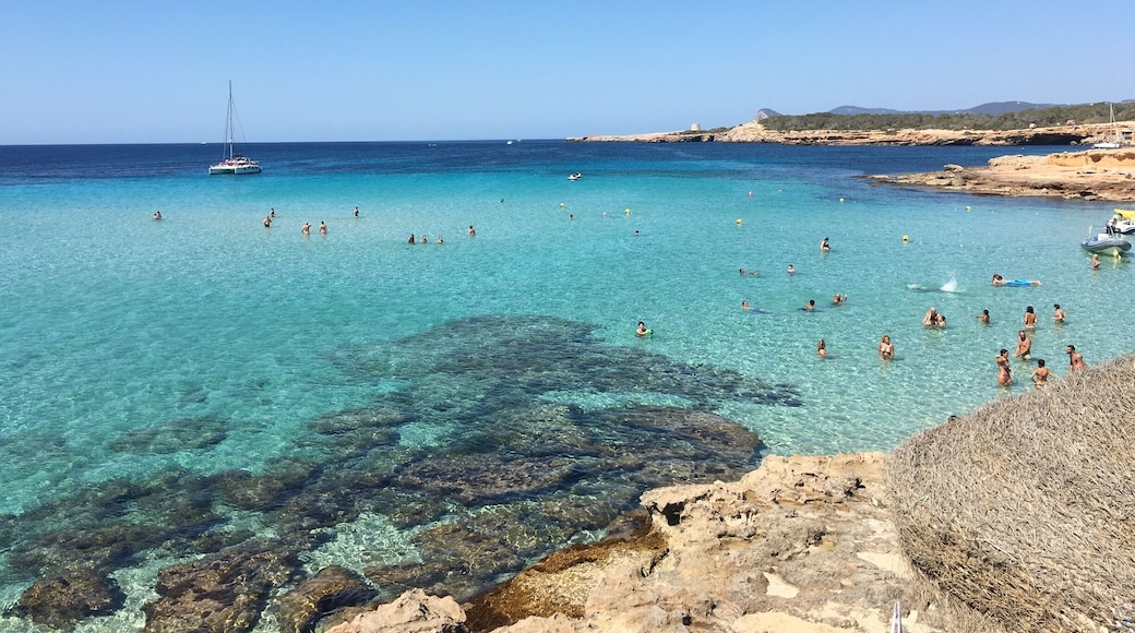 Beautiful place to spend the day sunbathing and the afternoon/evening eating great food, drinking sangria and listening to awesome music.