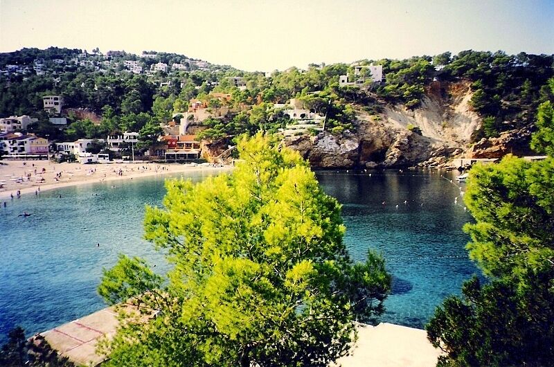 Vista de Cala Vedella des del nord (Eivissa)