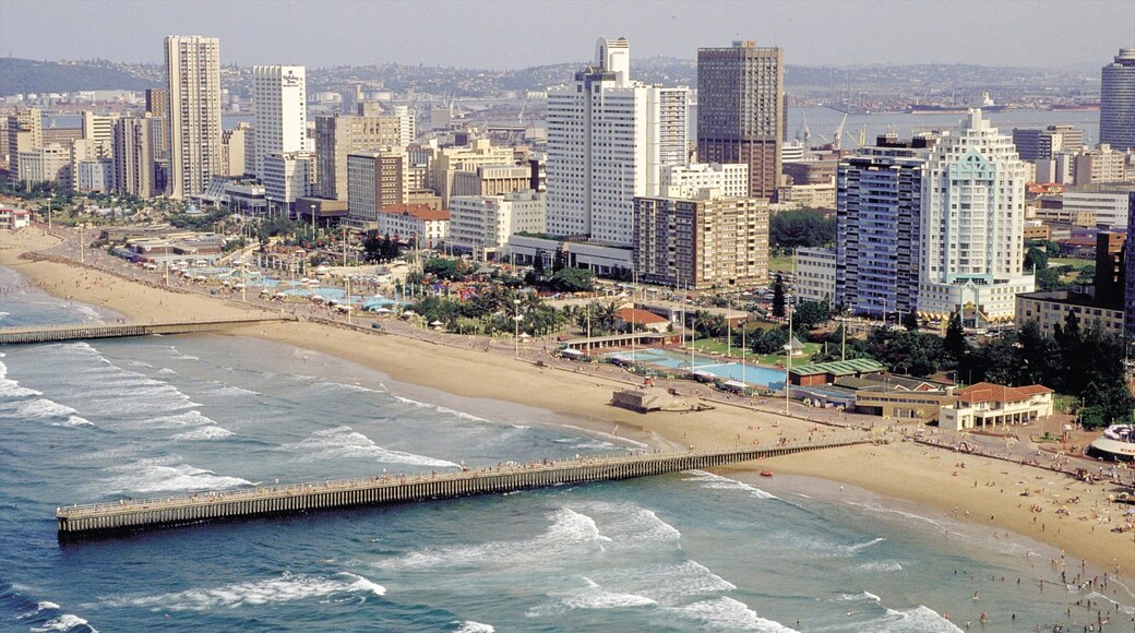 Durban ofreciendo una ciudad costera, una playa y vistas generales de la costa