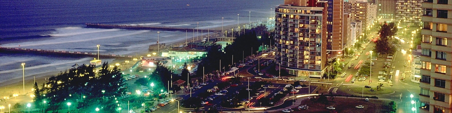 Durban mostrando cenas noturnas, uma cidade e paisagens litorâneas