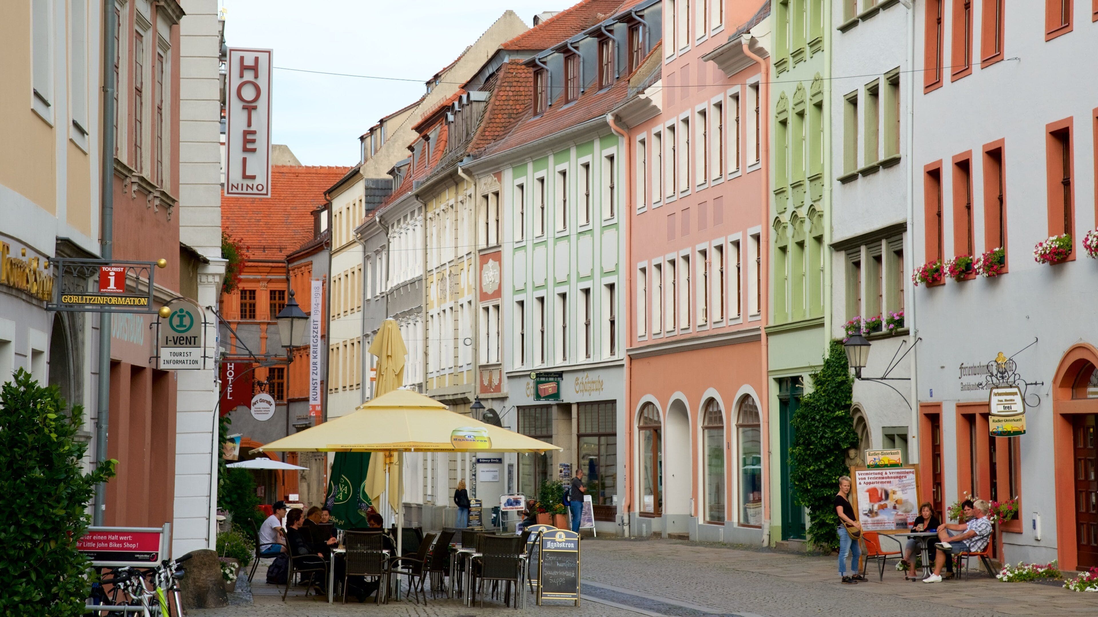 Goerlitz which includes outdoor eating and street scenes