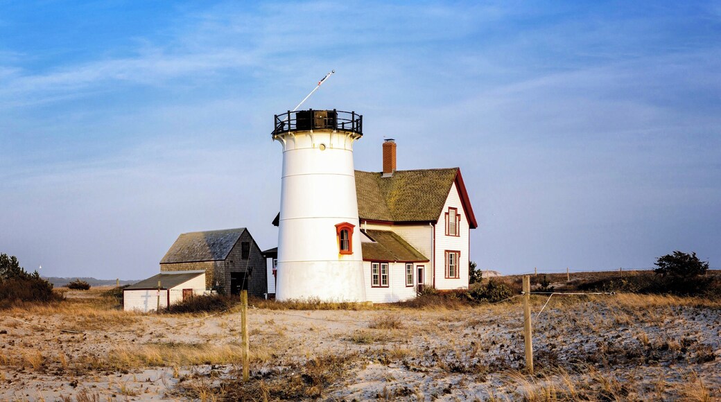Stage Harbor Lighthouse: This decommissioned but beautiful lighthouse lays on the tip of Harding beach. You need to go to the end of Hardings Beach Road, park your car there (there is plenty of space) and then walk along a sand trail for about 20-30 minutes. The place is amazing and it is worth the walk. Sunsets are spectaculars near the lighthouse.
#lighthouse #massachusetts #shoreline #architecture #hiking