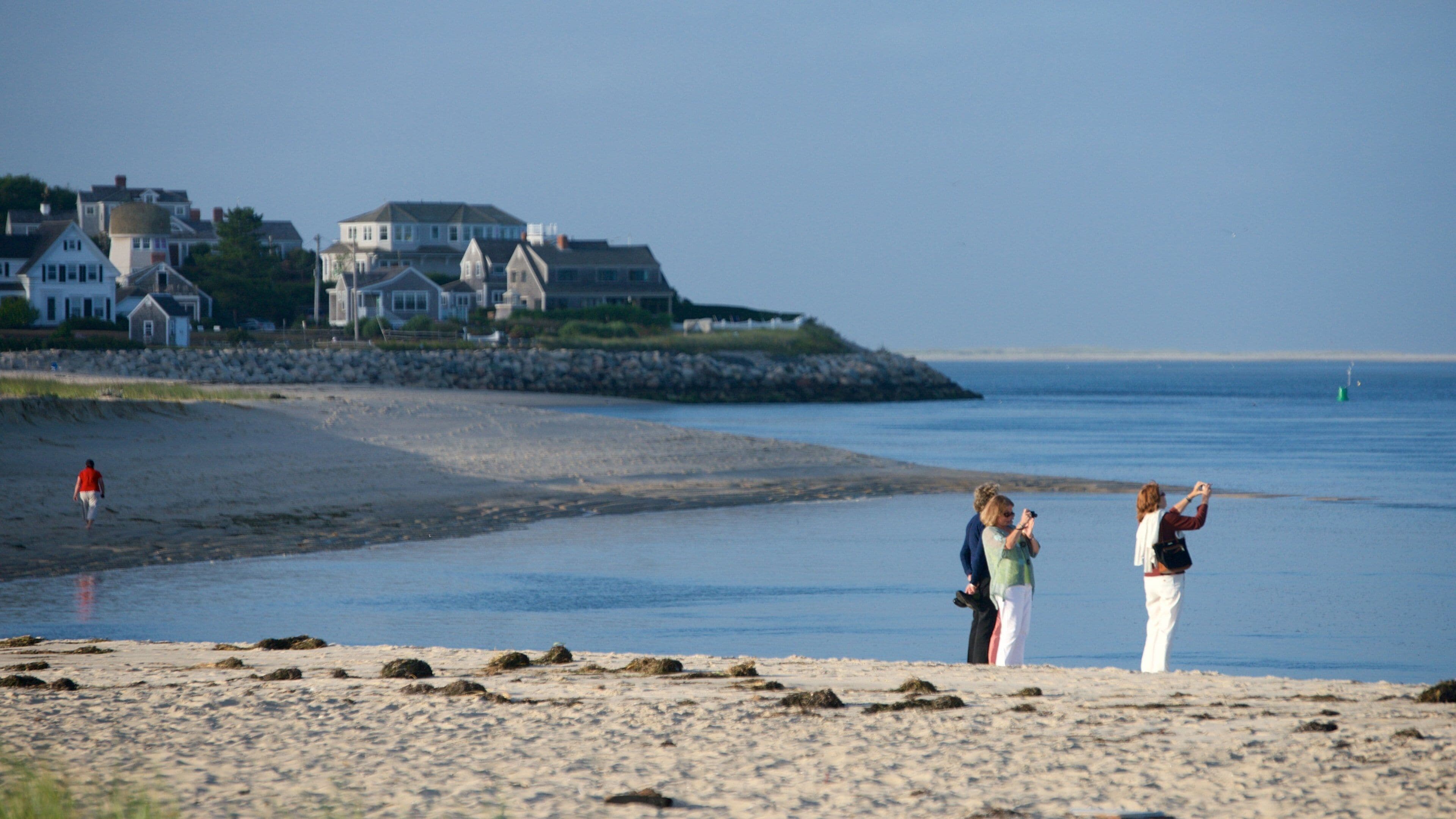 Chatham mit einem Haus und Strand sowie kleine Menschengruppe