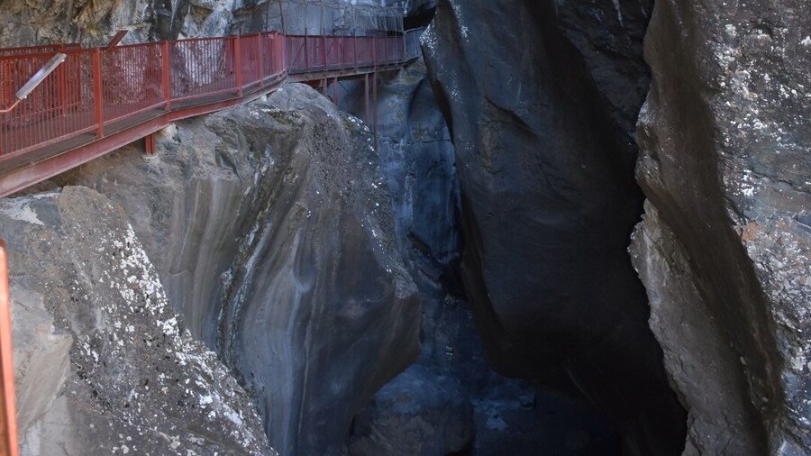 Such a great place to start your trails with an easy step up to a beautiful fall. Very short and leads to a second trail around the town.