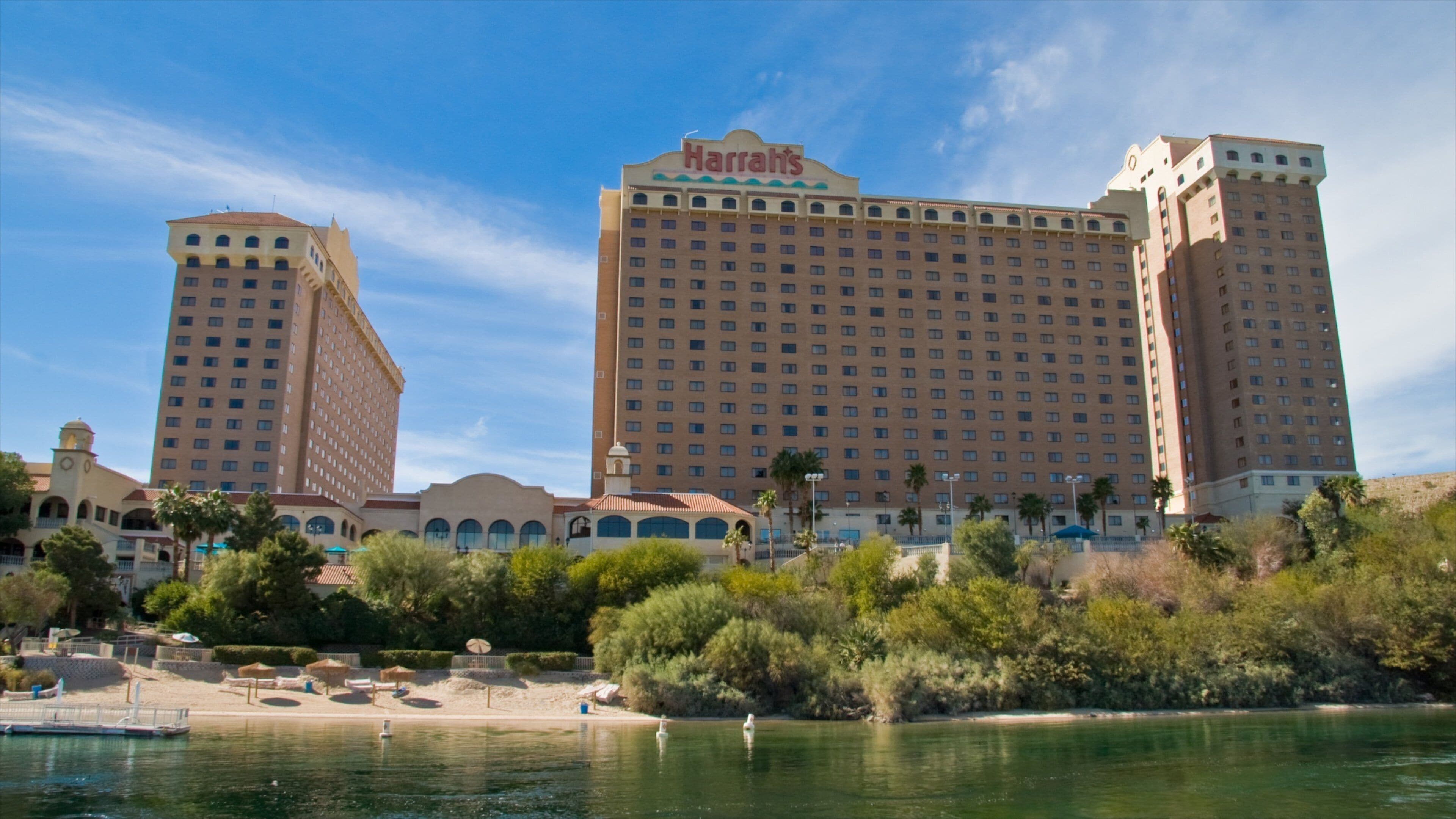 Laughlin qui includes ville et plage de sable
