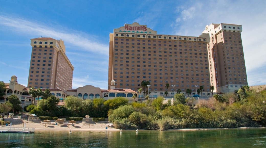 Laughlin qui includes ville et plage de sable