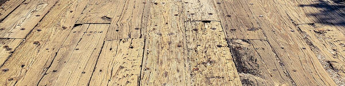 Beautiful one lane wodden bridge, the area is super relaxing, the road to get here is super fun, a lot of tight curves