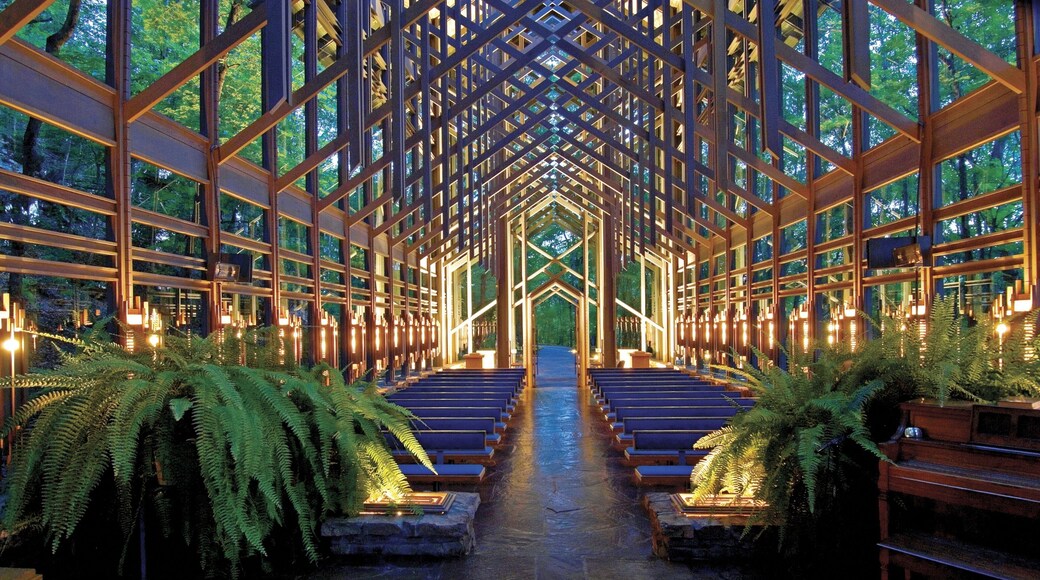 Eureka Springs showing modern architecture, interior views and a church or cathedral