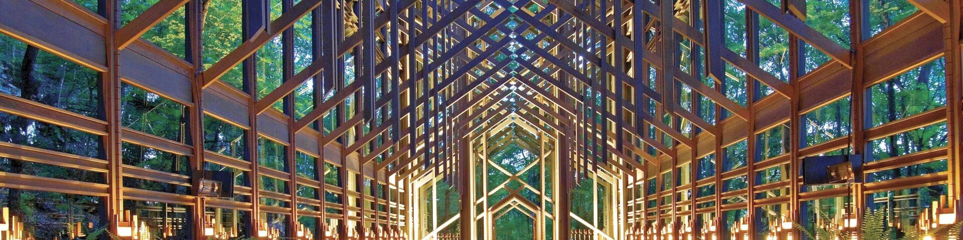 Eureka Springs ofreciendo una iglesia o catedral, arquitectura moderna y vistas interiores